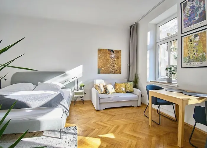 Posh Studio Apartment - Stylish & Urban