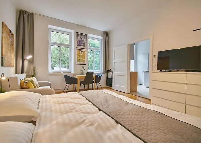 Posh Studio Apartment - Stylish & Urban